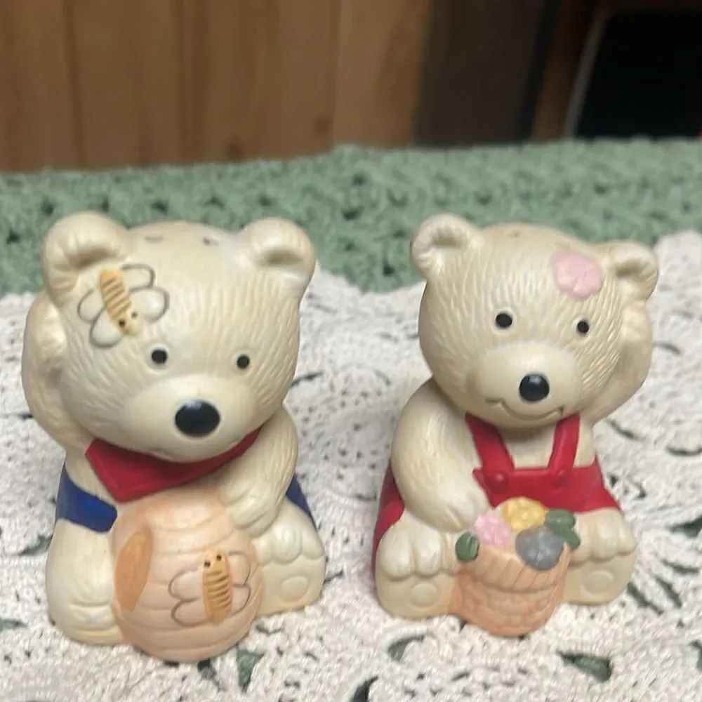 Vintage Cute Mama and Papa Bear Ceramic salt and pepper shakers